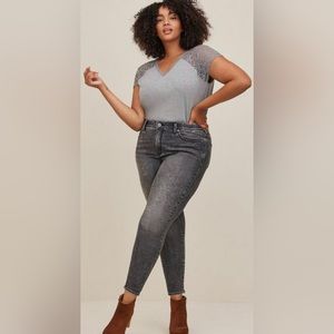 NWT FEATHER SOFT SLUB V-NECK RAGLAN LACE SLEEVE TEE TORRID SIZE 1X(14-16)